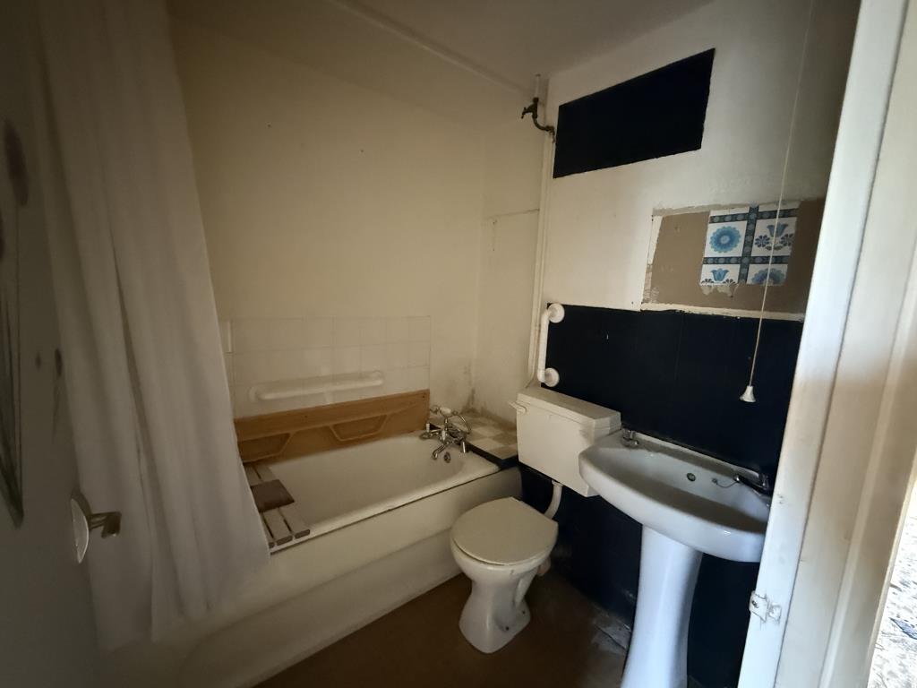 Lot: 175 - HOUSE IN NEED OF IMPROVEMENT - Bathroom in house in need of refurbishment